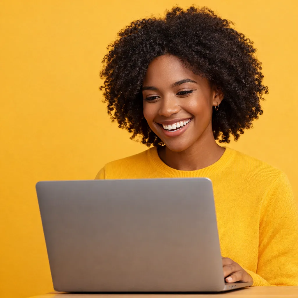 Entrepreneure satisfaite travaillant sur son ordinateur grâce à une stratégie digitale efficace